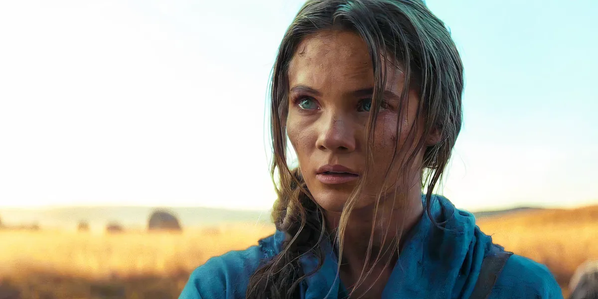 Freya Allan as Mae looking on in Kingdom of the Planet of the Apes