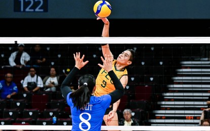 <p><strong>CLOSING IN</strong>. Far Eastern University's Chenie Tagaod (in yellow) scores against Ateneo's Yvana Avik during the UAAP Season 86 women’s volleyball tournament at Mall of Asia Arena in Pasay City on Thursday night (April 4, 2024). The Lady Tamaraws won, 19-25, 25-20, 25-20, 25-22, to keep fourth sport and boost their semifinal bid. <em>(Photo from UAAP) </em></p>