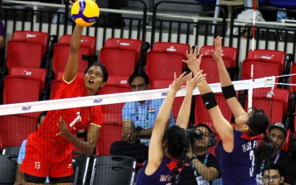 <p><strong>SPIKE.</strong> India's Anusree Poyilil Kambrath (No. 13) tries to score against Chinese Taipei's Hsu Fang-Min (No. 3) and Weng Tzu-Yun (No. 6) during the Asian Volleyball Confederation (AVC) Challenge Cup for Women at the Rizal Memorial Coliseum on May 23, 2024. India won, 25-19, 25-13, 25-16. <em>(Photo from AVC)</em></p>