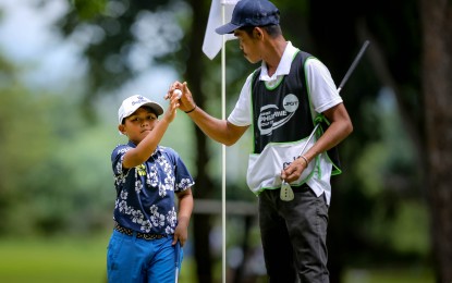 <p><strong>IMPRESSIVE.</strong> Lucas Revilleza (left) used his familiarity with the challenging layout of the Apo Golf and Country Club in the ICTSI Junior PGT Championship on Monday (July 14, 2025) in Davao City. He carded a one-under 71 to share the lead with Cagayan de Oro's Jamie Barnes in the boys’ 7-10 division. <em>(Contributed photo)</em></p>