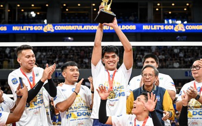 <p><strong>FINALS MVP.</strong> National University skipper Ave Joshua Retamar (3rd from left) hoists his Finals MVP trophy after the Bulldogs beat the University of Santo Tomas Golden Spikers, 25-21, 22-25, 25-17, 25-15, in Game 2 of the UAAP Season 86 men's volleyball best-of-three championship series at the SM Mall of Asia Arena on May 15, 2024. It was the fourth straight title for NU.<em> (UAAP photo)</em></p>
