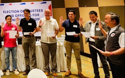 <p><strong>NEW OFFICERS.</strong> Philippine Olympic Committee president Abraham Tolentino (right) swears into office the new Philippine Tennis Association officers, led by Parañaque City Mayor Eric Olivarez (to Tolentino's right), after the election at the Century Park Hotel in Manila on Dec. 11, 2023. Also in the photo are (from left) Board members Gerardo Alcala, Theodore Jose Matta, Jean Henri Lhuillier, and Theodore Dy. <em>(Contributed photo)</em></p>