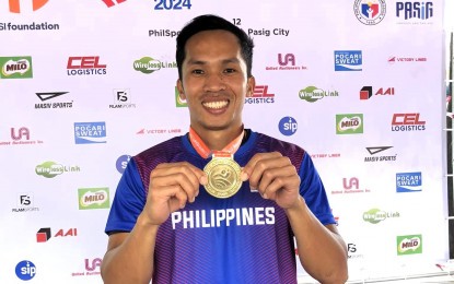 <p><strong>OLYMPIC HOPEFUL</strong>. Long jumper Janry Ubas holds the gold medal he won in the International Container Terminal Services, Inc. (ICTSI) Philippine Athletics Championships at the Philsports track and field stadium in Pasig City on May 9, 2024. He is trying to qualify for Paris through the standard set by the World Athletics Continental Tour. <em>(Photo courtesy of Radyo Pilipinas)</em></p>