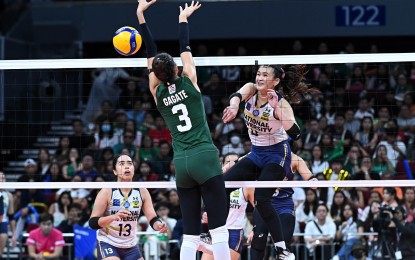 <p><strong>TOP PLAYER. </strong>National University's Michaela Belen (No. 4) scores against La Salle's Thea Allison Gagate (No. 3) in the UAAP Season 86 women's volleyball tournament at the Mall of Asia Arena on April 14, 2024. Belen is among the top players in the Lady Bulldogs roster. <em>(UAAP photo) </em></p>
