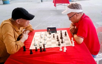 <p><strong>BATTLE OF INT’L MASTERS.</strong> Angelo Abundo Young (left) against Jose Efren Bagamasbad during the sixth and final round of the JHC Chess Club Rapid Open at the San Miguel Elementary School in Tarlac City on Jan. 21, 2024. Young was crowned champion and took home PHP2,000 in cash and a trophy. <em>(Contributed photo)</em></p>