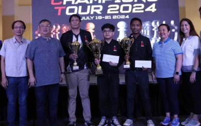 <p><strong>TOP 3.</strong> Grandmaster-elect and International Master Daniel Maravilla Quizon (4th from left) holds the championship trophy and a check worth PHP80,000 during the awarding ceremony of the Professional Chess Association of the Philippines (PCAP) Tour of Champions Grandfinals at the Greenhills Mall in San Juan City on Sunday (July 21, 2022). Fide Master Ellan Asuela (5th from left) placed second while GM Rogelio "Joey" Antonio Jr. (3rd from left) was third. <em>(Contributed photo) </em></p>