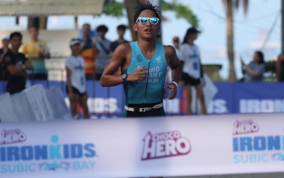 <p><strong>WINNER</strong>. Euan Arrow Ramos of Baguio Benguet Triathlon on his way to the finish line during the Choco Hero IronKids at Subic Bay Boardwalk, Zambales on Saturday (June 8, 2024). Ramos won the boys' 13-14 category, while Eleora Avanzado topped the girls’ division. <em>(IronKids photo)</em></p>