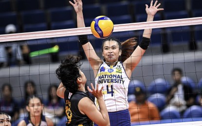 <p><strong>AIM FOR FINALS BERTH. </strong>National University's Michaela Belen (No. 4) tries to block a Far Eastern University's Jean Asis during the UAAP Season 86 women's volleyball tournament at the Smart Araneta Coliseum on April 24, 2024. NU won the match, 25-21, 25-19, 25-22. <em>(UAAP photo) </em></p>