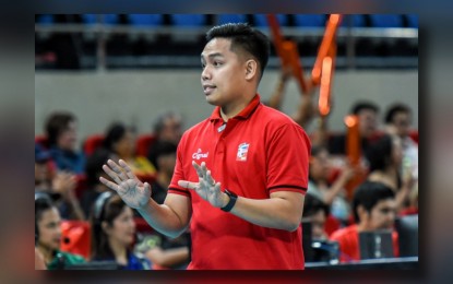 <p><strong>HOPEFUL. </strong>Cignal coach Dexter Clamor gestures during the game against Criss Cross on April 14, 2024. The HD Spikers hope to keep their winning form heading to the semifinal round of the Spikers' Turf Open Conference. <em>(PVL photo) </em></p>