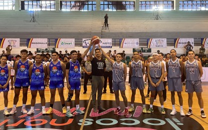 <p><strong>HEAT IS ON</strong>. Ilocos Norte Governor Matthew Joseph Manotoc makes the ceremonial toss between INCAT-Laoag Basketball Ballers (blue) and La Union PAOwer in the National Basketball Training Center-North Luzon Under-19 Regional Championship at the Ilocos Norte Centennial Arena in Laoag City on Friday (Jan. 19, 2024). Ilocos Norte is hosting the three-day event for the first time. <em>(PNA photo by Leilanie Adriano)</em></p>