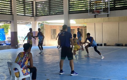<p><strong>FOR THE WIN</strong>. The teams of Catanduanes province and Ligao City, Albay province compete in a basketball game for secondary boys during the Palarong Bicol 2023. At least 6,500 athletes and other delegates from 13 Schools Division Offices in the region are expected to converge in Legazpi City for the 2024 Palarong Bicol from April 27 to May 4, 2024. <em>(PNA file photo by Connie Calipay)</em></p>