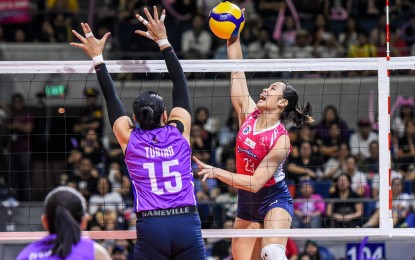 <p><strong>POINT.</strong> Creamline's Jessica Margaret Galanza (No. 23) scores against Choco Mucho's Honey Royse Tubino (No. 15) in Game One of the Premier Volleyball League (PVL) All-Filipino Conference Finals at the Smart Araneta Coliseum on May 9, 2024. The Cool Smashers won, 24-26, 25-20, 25-21, 25-16. <em>(PVL photo)</em></p>