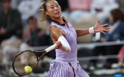 Zheng, other top players advance into French Open last 16