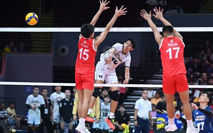 <p><strong>IN YOUR FACE.</strong> National University's Leo Ordiales (No. 14) sends the ball past University of the East's Roy Gabriel Piojo (No. 15) and Rayven Camerone Sison during the UAAP Season 87 men’s volleyball tournament at Mall of Asia Arena in Pasay City on Saturday (March 1, 2025). The Bulldogs won, 25-20, 23-25, 25-23, 25-15, to rise to a second-best 3-1 card.<em> (UAAP photo)</em></p>