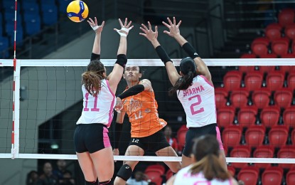 <p><strong>BRILLIANT SHOWING.</strong> Trisha Tubu of Farm Fresh (center) scores against Erika Beatriz Raagas (No. 11) and Mereophe Sharma (No. 2) of Akari during the Premier Volleyball League All-Filipino Conference at Philsports Arena in Pasig City on Saturday (Nov. 30, 2024). The Foxies won, 25-23, 25-21, 25-14. <em>(PVL photo)</em></p>