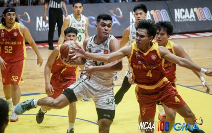 <p><strong>NO STEAL.</strong> College of Saint Benilde's Allen Liwag protects the ball against San Sebastian College's Rafael Are (No. 4) during their match in the National Collegiate Athletics Association Season 100 men's basketball tournament at FilOil EcoOil Centre in San Juan on Sunday (Oct. 13, 2024). The league-leading Blazers won, 91-85, for an 8-2 card. <strong><em>(NCAA photo)</em></strong></p>