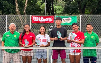 <p><strong>WINNERS.</strong> San Beda University students Shyryn Salazar and Al Zayeed Baid (3rd and 4th from left) rule the Wilson-Milo Under-25 tournament at Ateneo de Manila tennis court in Quezon City on Saturday (Dec. 21, 2024). Aslo in photo are (from left) Children's Tennis and Sports Management director Jovy Mamawal, women’s runner-up Angela Valdez, men’s runner-up Jason Caminting and Philippine Tennis Association-International Tennis Federation Junior Tennis Initiative national coordinator Gerber Mamawal. <em>(Contributed photo)</em></p>