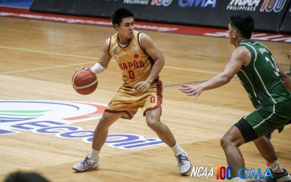 <p><strong>HERO.</strong> Mapua University's Clint Escamis (left) plots his move against College of Saint Benilde's Allen Liwag in the NCAA Season 100 men's basketball at FilOil EcoOil Centre in San Juan City on Sunday (Nov. 10, 2024). Escamis fired a triple that lifted the Cardinals to a 75-73 win over the Blazers. <em>(NCAA photo)</em></p>