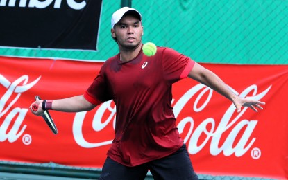 <p><strong>QUARTERFINALIST.</strong> Sixth seed Filipino Miguel Iglupas makes a forehand return to Perawat Sukjai of Thailand in the second round of the J60 Coca-Cola Philta International Juniors Leg 2 at the Rizal Memorial Tennis Center on Wednesday (Dec. 4, 2024). Iglupas won, 7-5, 6-3, to reach the quarterfinal. <em>(Philta photo)</em></p>