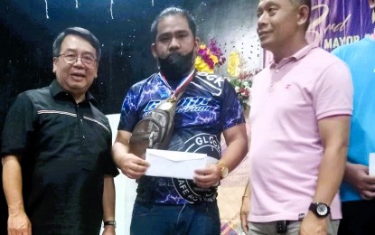 <p><strong>CHAMPION.</strong> FIDE Master David Elorta (center) tops the Mayor Seth Frederick "Bullet" Jalosjos Open rapid chess tournament at the Dapitan Sports and Cultural Complex in Zamboanga del Norte on June 30, 2024. He received the champion's purse worth PHP30,000 from National Chess Federation of the Philippines Grassroots & Development Committee head Neri Javier Colmenares (left) and Dapitan City executive assistant Jose Darry Patilano. <em>(Contributed photo)</em></p>