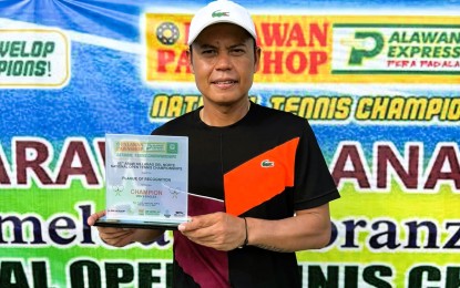 <p><strong>WINNER.</strong> Johnny Arcilla lifts the men's singles trophy during the awarding ceremony of the Gov. Imelda Dimaporo National Open at the Mindanao Civic Center in Tubod, Lanao del Norte on Thursday (July 4, 2024). He won after his final opponent, Alexis Acabo, quit following the opening set, 6-1. <em>(Contributed photo) </em></p>
