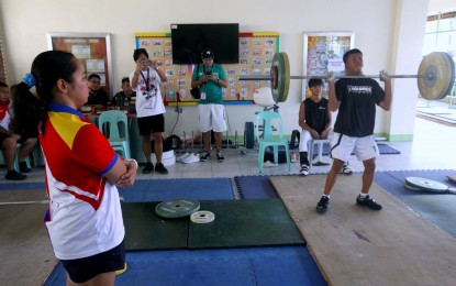 <p><br /><strong>DRY RUN.</strong> Tokyo Olympics gold medalist Hidilyn Diaz-Naranjo (left) observes a young lifter during a dry run at Laoag Central Elementary School in Ilocos Norte on Sunday (May 25, 2025). Diaz-Naranjo is serving as tournament director for weightlifting, which debuts as a demonstration sport in the 65th Palarong Pambansa. <em>(PNA photo by Yancy Lim)</em></p>