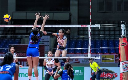 <p><strong>WINNER.</strong> National University's Evangeline Alinsug scores against Xavier University-Northern Mindanao's Charity Marie Rockwell in the pool stage of the Shakey’s Super League (SSL) National Invitationals at the Ninoy Aquino Stadium in Manila on Friday (July 12, 2024). NU won, 25-15, 25-13, 25-13, to reach the knockout quarterfinal round. <em>(SSL photo) </em></p>