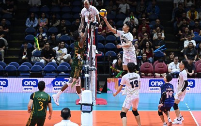 <p><strong>FLY HIGH.</strong> National University's Leo Ordiales (right) soars for a point against Far Eastern University's Doula Ndongala during the UAAP Season 87 men's volleyball tournament at Smart Araneta Coliseum in Quezon City on Sunday (March 30, 2025). The Bulldogs won, 17-25, 25-21, 17-25, 25-14, 15-9, to halt the Tamaraws’ win streak at nine.<em> (UAAP photo)</em></p>