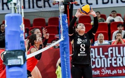 <p><strong>PLAYMAKER.</strong> Cloanne Mondoñedo of ZUS Coffee (right) prepares to toss during their match against Cignal in the Premier Volleyball League All-Filipino Conference at PhilSports Arena in Pasig City on March 11, 2025. Mondoñedo was named Player of the Week for March 11 to 15 after helping the Thunderbelles reach the quarterfinal round. <em>(PVL photo)</em></p>