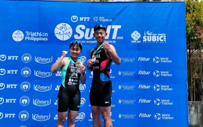 <p><strong>SWEEP.</strong> Japan's Manami Hayashi (left) and Takuto Oshima dominate the elite category of the 2025 NTT Asia Triathlon Cup Subic Bay at Subic Bay Metropolitan Authority Freeport Zone in Olongapo City on Saturday (May 4, 2025). Hayashi won the women's title while Oshima ruled the men's division.<em> (PNA photo by Jean Malanum)</em></p>