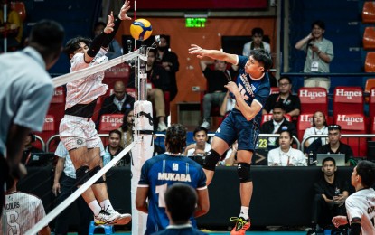 <p><strong>SPIKE.</strong> National University's Leo Ordiales (right) tries to score against University of the Philippines' Angelo Lagando during the UAAP Season 87 men’s volleyball tournament on Wednesday (March 26, 2025) at the FilOil EcoOil Centre in San Juan. The Bulldogs won, 23-25, 25-14, 25-20, 25-23. <em>(UAAP photo)</em></p>