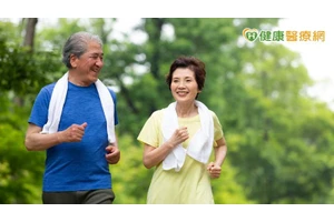 輕鬆燃燒卡路里！微步行、超慢跑有什麼健康好處？適合哪些人？