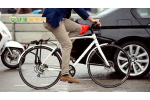騎車手麻別輕忽！可能是騎車姿勢不良導致尺神經病變　如何預防、治療？