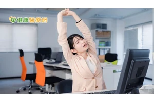 工作忙沒時間運動？5個動作上班坐著也能動　2方法助降低久坐危害