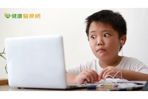 7歲就上網、天天滑近4小時！　專家示警：恐成性犯罪目標