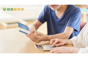 父母總是「捨不得花自己」？精神科醫示警：小心最後賠上健康