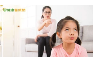 孩子愛頂嘴、說謊？先別抓狂！心理師：這些「壞行為」其實是成長訊號
