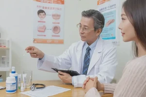 小孩肚子上经常起湿疹不管它会自己好吗