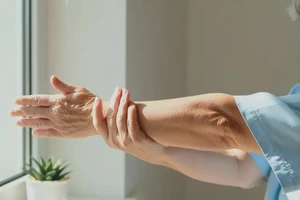 老年人手臂上偶尔长湿疹可不可以彻底自愈