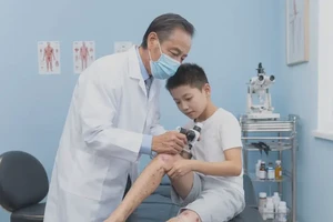 儿童大腿偶尔起湿疹不管它会自己自愈吗