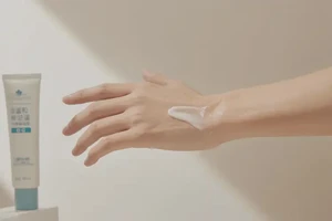 男性手上偶尔起湿疹不管它会自己自愈吗