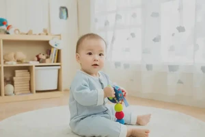 婴儿脸上偶尔长湿疹不管它会自己好吗