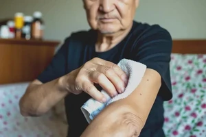 老人手臂偶尔起湿疹能够彻底治愈吗