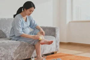 哺乳期妈妈脚上起湿疹不管它会自己好吗