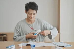 青年人肚子上长湿疹不管它会自己自愈吗