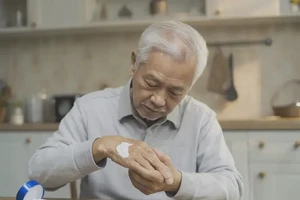 老年人手上偶尔长湿疹不管它会自己好吗