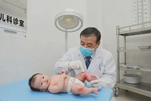 宝宝大腿上出现湿疹不管它会自己好吗