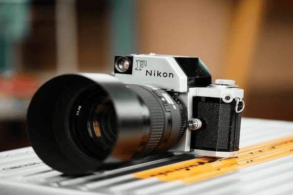 眼睛上红点是怎么回事，眼睛上红点是怎么回事儿